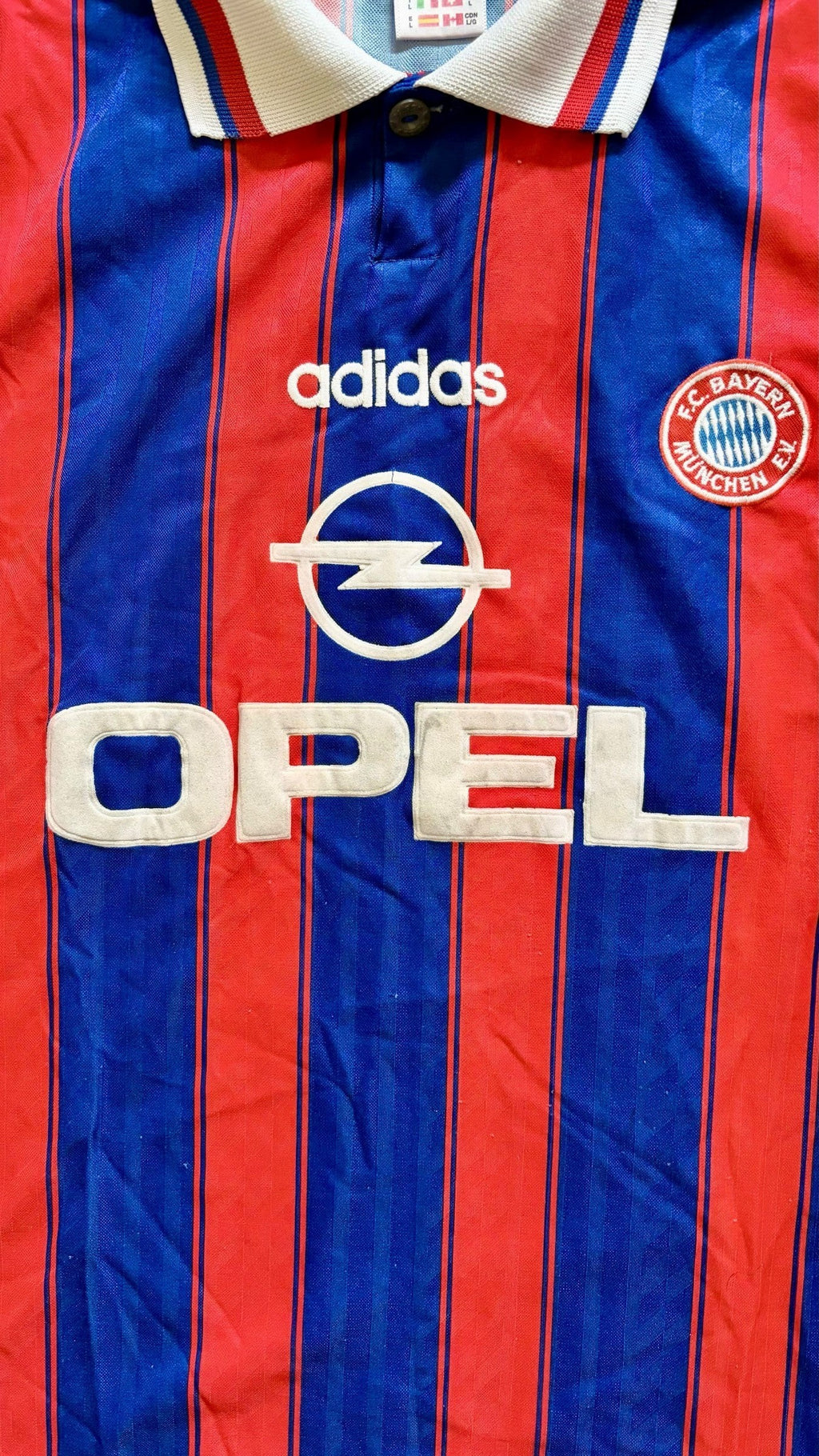 FC Bayern Munchen 1996/1997 Home Shirt Club Crest Detail