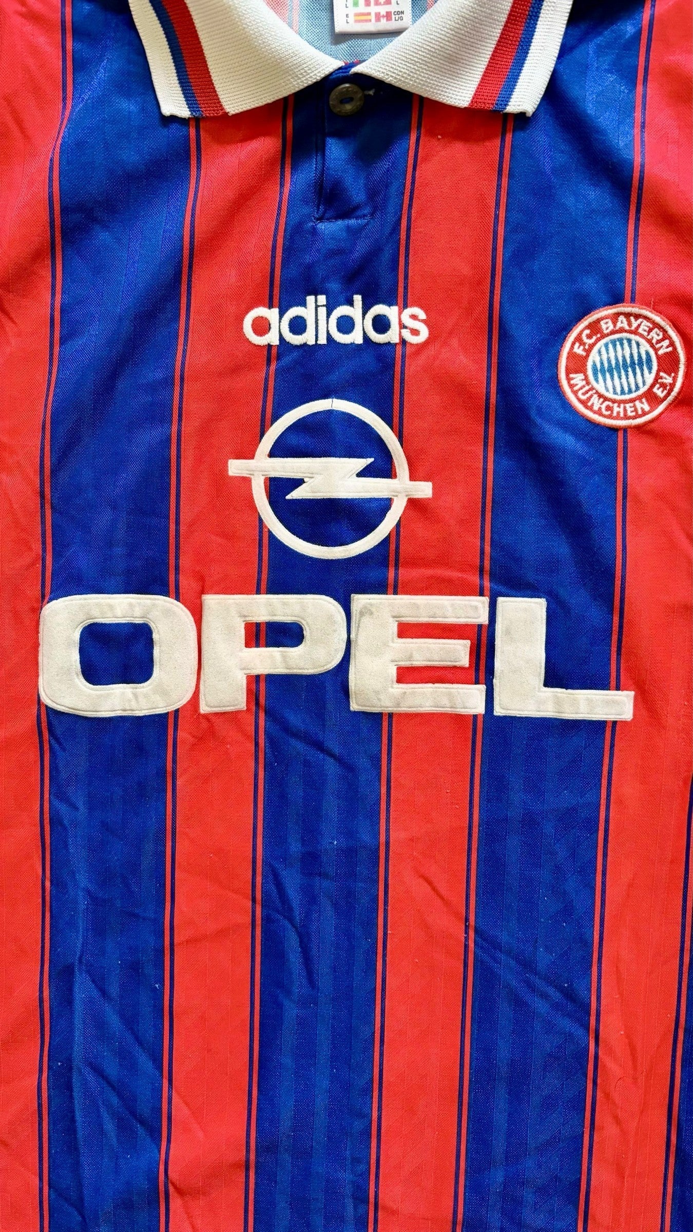 FC Bayern Munchen 1996/1997 Home Shirt Club Crest Detail